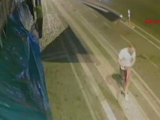 Antalya'da dükkanda asılı bayrağı çıkaran turist hakkında karar