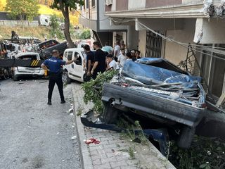 İstanbul Başakşehir'de kontrolden çıkan vinç ortalığı savaş alanına çevirdi