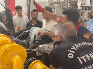 Diyarbakır'da levha kesme makinesine elini kaptıran işçi yaralandı