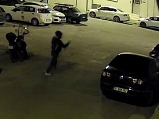 Karaman'da kasklı saldırgan otomobile zarar verdi