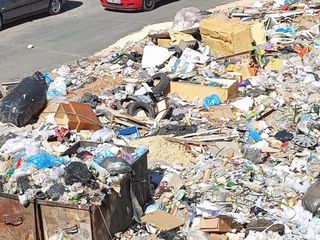 İzmir Buca'da toplanmayan çöpler alev alev yandı