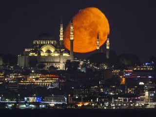 İstanbul'da ilk şişkin Ay, görenleri büyüledi