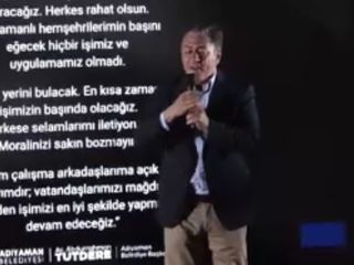 CHP Grup Başkanvekili Murat Emir miting sonrası sahneden düştü