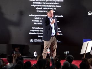CHP Grup Başkanvekili Murat Emir miting sonrası sahneden düştü