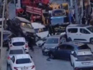 İstanbul'da kontrolden çıkan vinç dehşet saçtı: Park halindeki 23 araca çarptı
