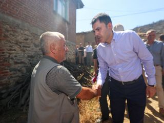 Murat Kurum, İzmir Ödemiş'te evlerini kaybeden vatandaşları ziyaret etti