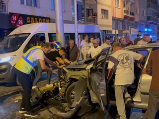 Eskişehir'de Tofaş, kontrolden çıkıp kaldırımda yürüyen vatandaşa böyle çarptı