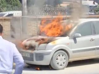 Hatay'da park halindeki araç alev alev yandı