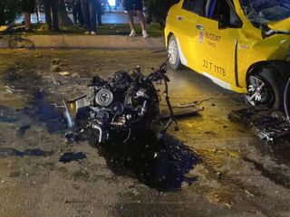 Mersin'de refüje çarpan taksinin motoru fırladı