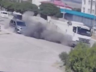 Elazığ’da lastiği patlayan kamyon tel örgülere çarptı