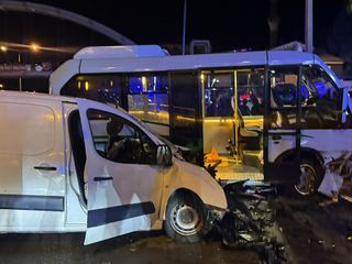 Rize'de minibüs ile hafif ticari araç çarpıştı: 10 yaralı