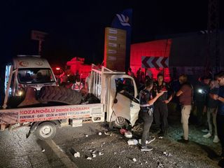 Adana'da kamyonet ile taksi çarpıştı: 4 kişi yaralandı