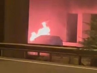 Sakarya'da alev topuna dönen otomobil kullanılamaz hale geldi