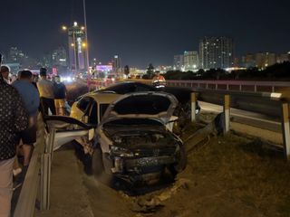 İstanbul'da araç makas attı: 2 otomobil boşluğa düştü