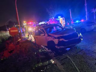 İzmir'de kamyonet otomobille çarpıştı: 2'si ağır 7 yaralı