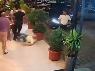 Samsun'da iş yerinde 2 kişinin yaralandığı silahlı saldırı kamerada