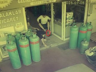 Antalya'da dükkana giren yılan, esnafı sokağa fırlattı