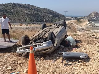 Mersin'de otomobil karşı şeride geçip takla attı: 1 ölü, 1 yaralı