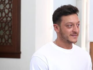 Mesut Özil, dünya çapında futbolcular yetiştirmeyi hedefliyor