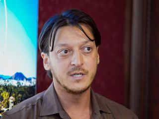 Mesut Özil, dünya çapında futbolcular yetiştirmeyi hedefliyor