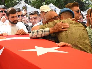 Şehit Piyade Sözleşmeli Er Özkan Özkanlı'ya acı veda: Silah arkadaşı, gözyaşlarını tutamadı