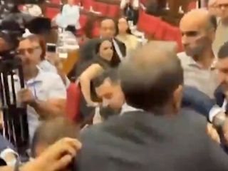 Ermenistan Parlamentosu'nda iktidar ve muhalefet milletvekilleri arasında kavga çıktı