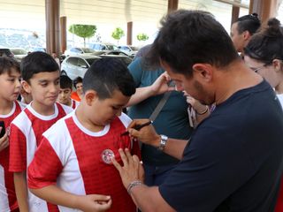 Emre Belözoğlu, kampta imza dağıttı