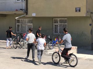 Elazığ’da sokakta bisiklet süren çocuğu ses yapıyor diye hastanelik etti