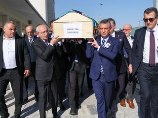 Özgür Özel ile Kemal Kılıçdaroğlu, Namık Tan'ın annesinin cenaze töreninde bir araya geldi