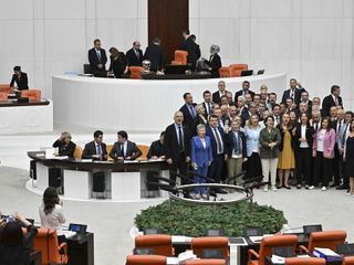 CHP'liler TBMM'de kürsüyü işgal etti