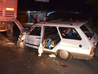 Manisa'da tıra çarpan otomobildeki 2 kişi yaralandı