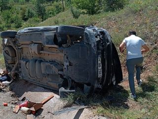 Gümüşhane'de menfeze çarpan araç takla attı: 3 yaralı