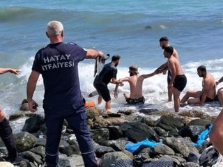 Hatay’da denizde akıntıya kapılan 2 genç son anda kurtarıldı