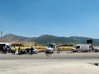 Burdur'da iki otomobil çarpıştı: 2'si çocuk 5 yaralı
