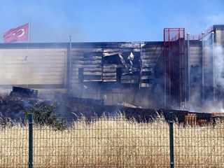 Tekirdağ'da alüminyum fabrikasında yangın: 4 kişi dumandan etkilendi