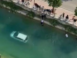 Adana'da sulama kanalına düşen otomobilin sürücüsü son anda kurtarıldı