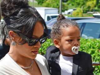 Rihanna babasının cenazesinde