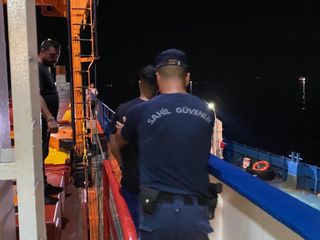 Gemide saklanarak yurt dışına kaçmak isteyen göçmenler ihbarıyla yakalandı