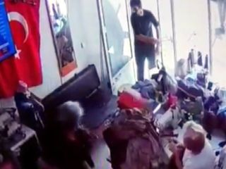 Kayseri'de baba-oğul, kadın terzinin iş yerini basıp darbetti