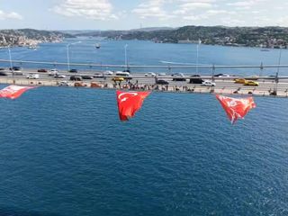 İstanbul'da 15 Temmuz Şehitler Köprüsü'ne Türk bayrağı asıldı