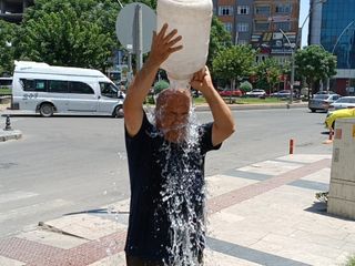 Batman'da sıcak hava bunalttı: Bidonla başına su döktü