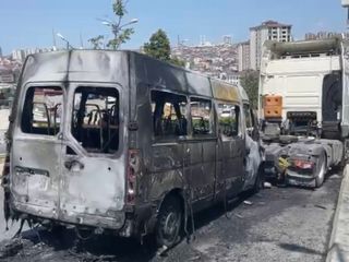 İstanbul'da seyir halindeki servis minibüsü alev alev yandı