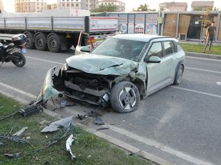 Malatya'da araç, kontrolden çıkıp refüje çarptı