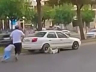 Kahramanmaraş'ta babalarıyla yolun karşısına geçen çocuklara otomobil çarptı