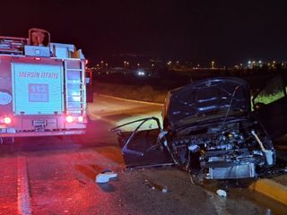 Mersin'de otomobil refüje çarptı: 2 yaralı