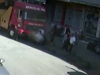 İstanbul Bahçelievler'de patlayan kamyon lastiği ayak kırdı