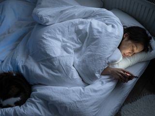 Gece telefonla uyumamanız için 5 kritik neden