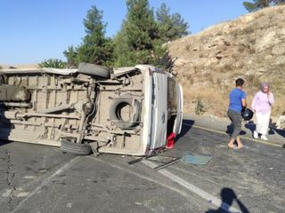 Şanlıurfa'da otomobille işçi servisi çarpıştı: 12 yaralı