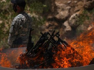 Terör örgütü PKK'lı ilk grubun silahlarını yakması dünya basınında