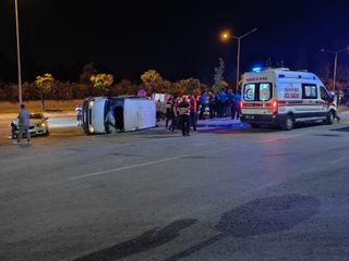 Kayseri'de otomobille çarpışan minibüs yan yattı: 9 yaralı